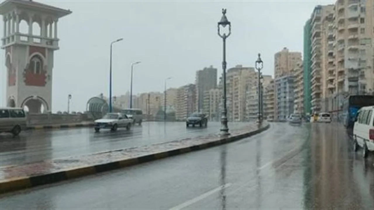 رياح عاصفة.. رمال زاحفة تضرب الصعيد واضطراب شديد في الملاحة البحرية